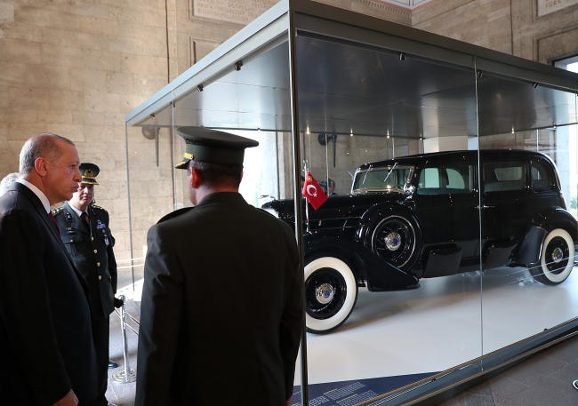Cumhurbaşkanı Erdoğan Atatürk'ün otomobilini inceledi